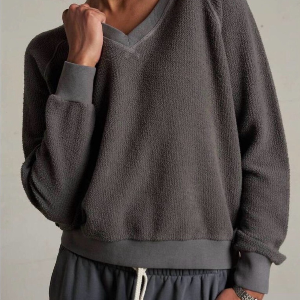 Perfectwhitetee zuri
reverse fleece v neck sweatshirt
